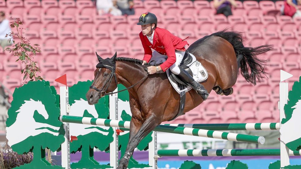 Marcus Ehning kam bei seinem flotten Ritt auf Stargold mit vier Strafpunkten aus dem Parcours. Foto: Friso Gentsch/dpa