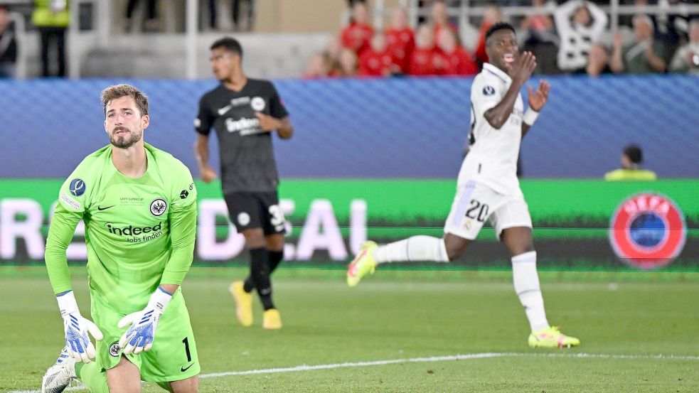 Frankfurts Torwart Kevin Trapp (l) reagiert nach Tor durch Alaba zum 1:0 für Real. Rechts jubelt Madrids Vinicius Junior. Foto: Arne Dedert/dpa