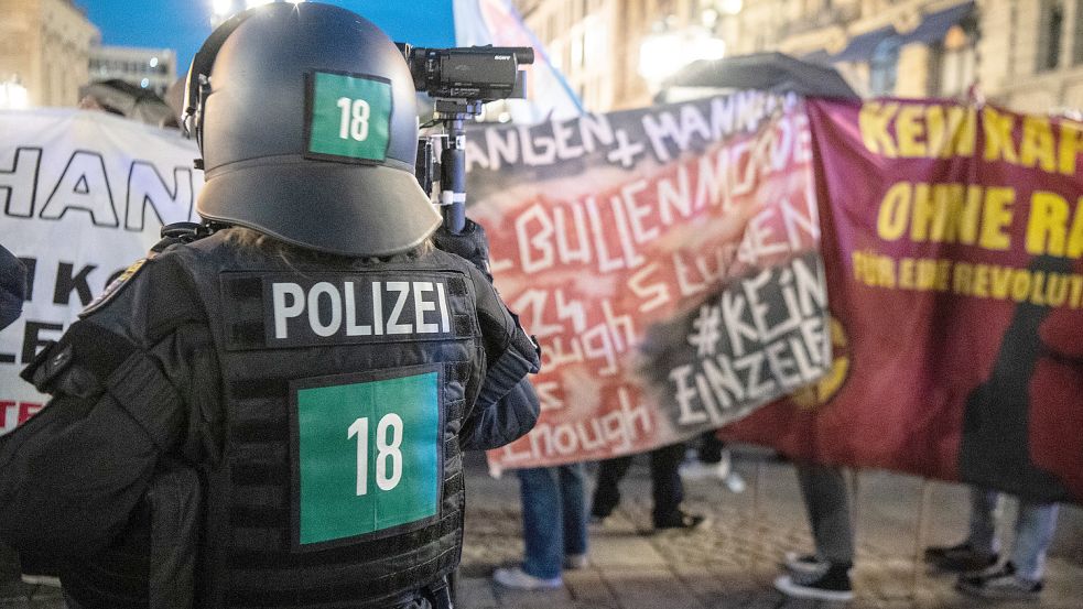 Nachdem ein Mann in Mannheim nach einer Polizeikontrolle im Mai 2022 verstorben war, protestierten mehrere hundert Menschen gegen Polizeigewalt und Rassismus. Foto: dpa/Boris Roessler