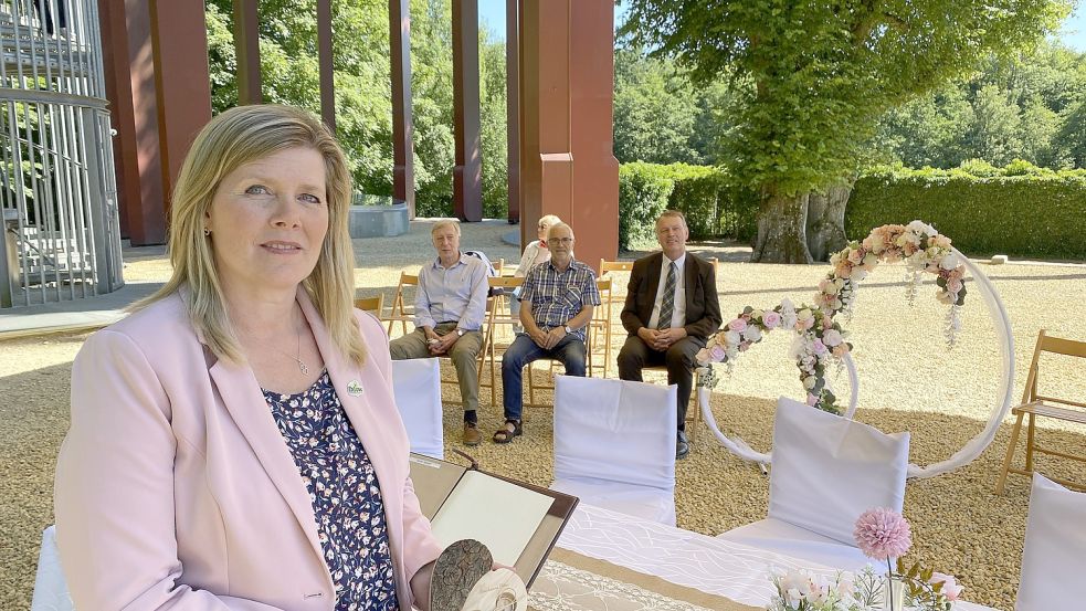 Standesbeamtin Gerda Janssen auf der Klosterstätte. Dort sind ab sofort auch Freilufttrauungen möglich. Hinter ihr sitzen Klostervereinsvorsitzender Bernd Buttjer (von links), Ratsvorsitzender Arnold Saathoff und der Ihlower Bürgermeister Arno Ulrichs (parteilos).Foto: Gemeinde Ihlow