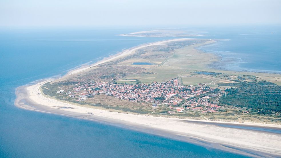 Die Insel Langeoog aus der Luft. Foto: Schuldt/dpa