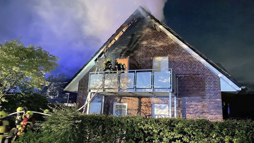 Aus der Leezdorfer Ferienunterkunft stiegen in der Nacht zum 14. Juni Funken. Feuerwehrleuten gelangten über den Balkon in die brennende Wohnung. Foto: Feuerwehr
