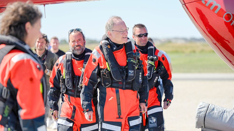 Begleitet wurde Stephan Weil (vorne) unter anderem von Jörg Kubitza (links daneben). Am Flugplatz sprach Weil von „echter Ingenieurskunst“, die er vor Borkum gesehen habe. Fotos: Presse- und Informationsstelle der Niedersächsischen Landesregierung