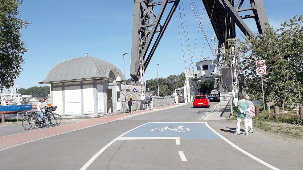 Am Mittwochvormittag pendelte die Schwebefähre wieder wie gewohnt zwischen Rendsburg und Osterrönfeld. Foto: Horst Becker
