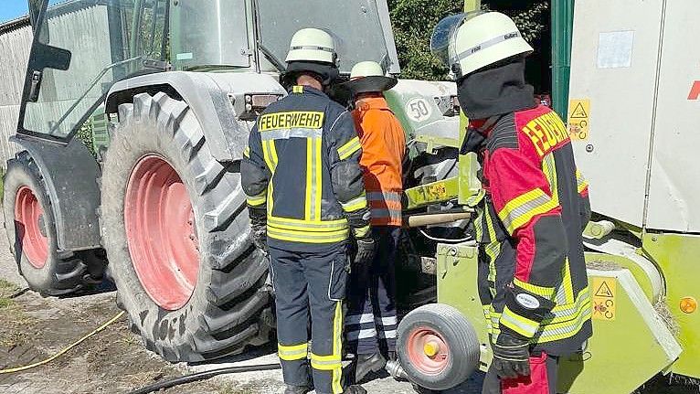 Die Feuerwehr erledigte die Nachlöscharbeiten und kontrollierte den Traktor mit einer Wärmebildkamera. Foto: Pascal Coordes