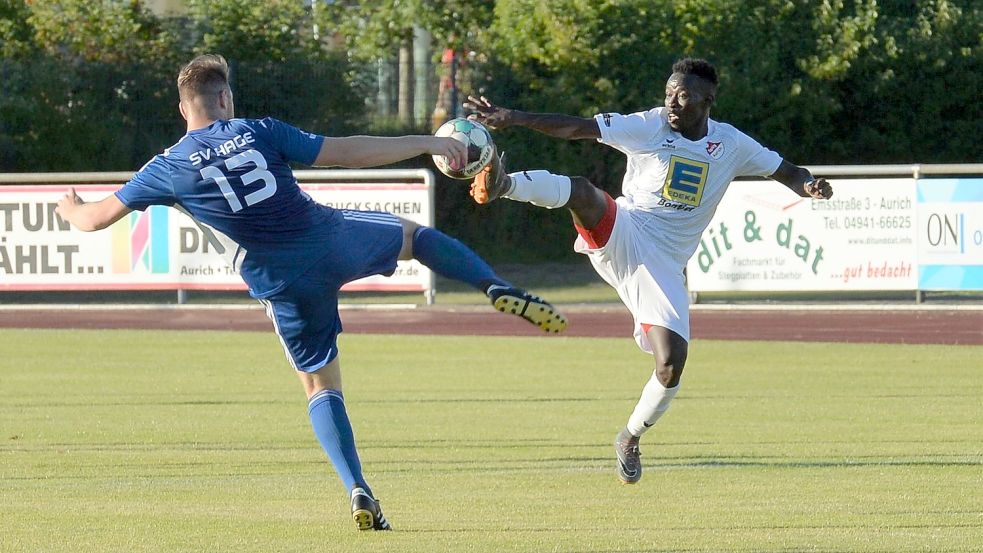 Bis kurz vor der Halbzeit hielten die Auricher (im weißen Trikot) im Pokalspiel gegen den SV Hage gut mit. Am Ende stand eine hohe Niederlage. Am Sonntag bekommen sie es auf eigener Anlage im Punktspiel mit Landesliga-Absteiger TuRa Westrhauderfehn zu tun. Foto: Bernd Wolfenberg