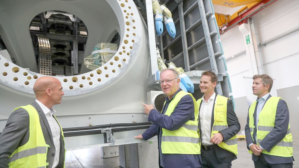 Der niedersächsische Ministerpräsident Stephan Weil (SPD, Mitte) lässt sich von Jost Backhaus, Chef des operativen Geschäfts (links) das zusammengebaute Maschinenhaus zeigen. Daneben stehen Benjamin Seifert (Regionalleiter Zentraleuropa, rechts) und Matthias Drong (Chef Kompetenzzentrum Mechatronic). Foto: Romuald Banik