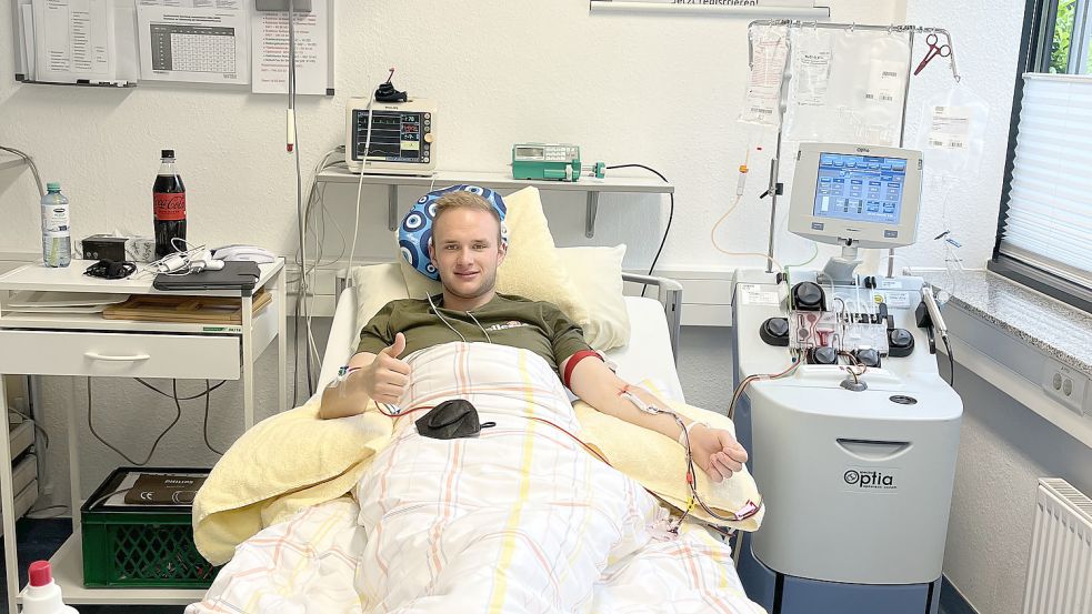 Das Bild zeigt Lukas Gronewold bei der Blutspende in der Klinik Bremen Mitte im. Juni 2022. Foto: privat