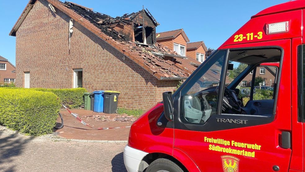 Das Gebäude am Tag nach dem Feuer. Foto: Holger Janssen