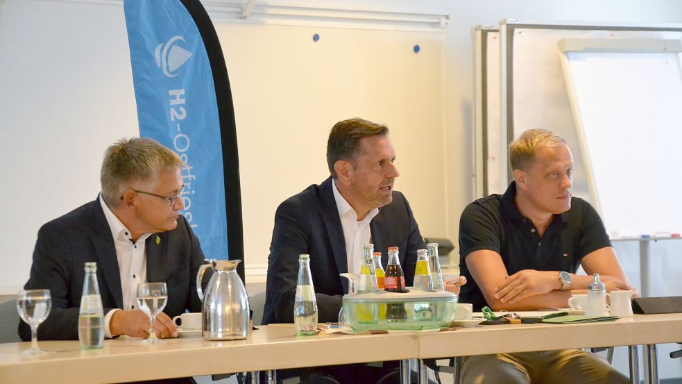 Landrat Olaf Meinen (von links) bekam von Umweltminister Olaf Lies und dem Landtagsabgeordneten Wiard Siebels das Fördergeld überreicht. Foto: Franziska Otto