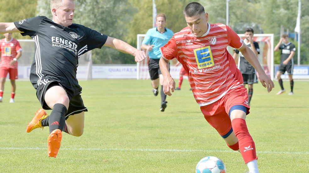 In der ersten Hälfte hatten die Spieler der SpVg Aurich (rote Trikots) die Partie gegen TuRa Westrhauderfehn fest im Griff. Sie führten verdient mit 2:0, ehe im zweiten Durchgang der Einbruch kam. .Foto: Bernd Wolfenberg