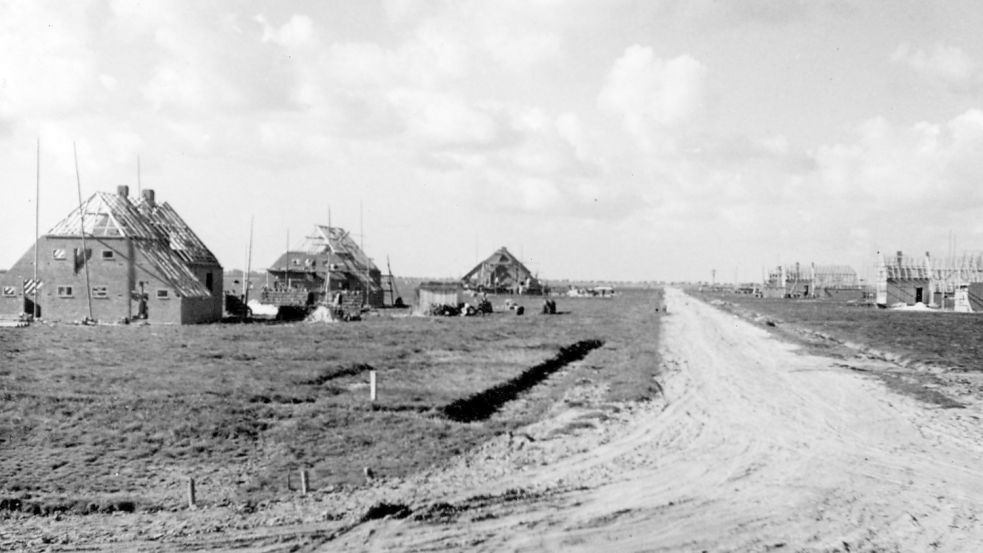 Insgesamt entstanden in den Jahren nach dem Zweiten Weltkrieg etwa 100 Siedlerstellen. Ausgelost wurden sie 1952 im damaligen Gasthof Störtebeker in Neuwesteel.