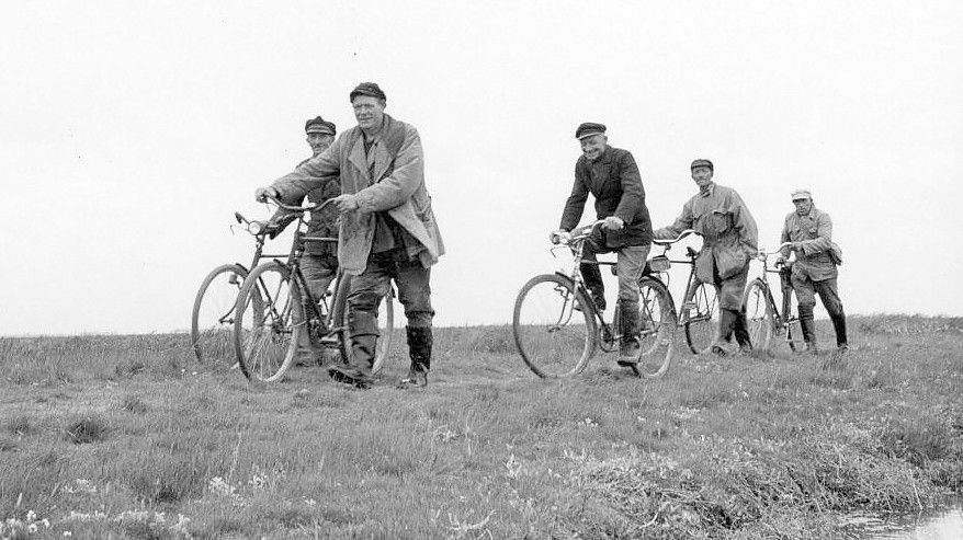 Befestigte Straßen gab es direkt nach dem Zweiten Weltkrieg vielerorts noch nicht. Viele Strecken legte man auch in Leybuchtpolder zu Fuß oder mit dem Rad zurück.