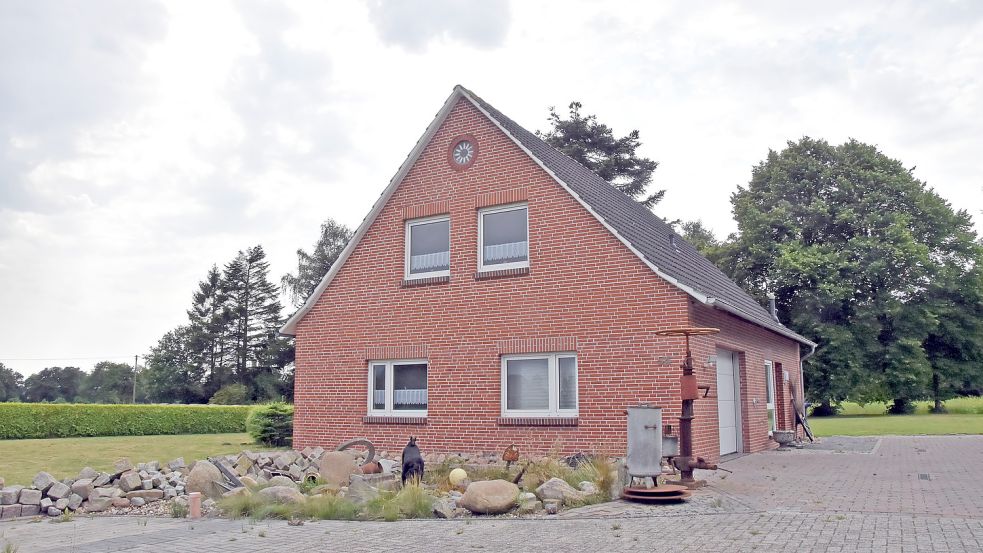 Dieses Haus am Runjeweg in Grenzgebiet von Rechtsupweg und Upgant-Schott darf aus formal juristischen Gründen nicht bewohnt werden. Foto: Thomas Dirks