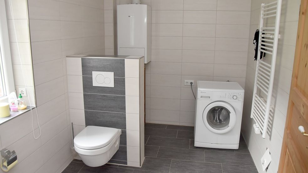 Im Bad steht einen Waschmaschine und hängt eine neue Heizung an der Wand. Foto: Thomas Dirks