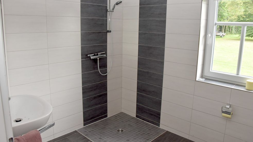 Die Dusche ist behindertengerecht. Foto: Thomas Dirks