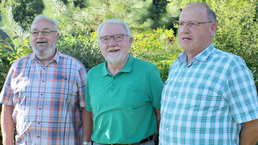 Das Dreigestirn der ehemaligen Macher beim Boßelverein „Free ut de Hand“ Sandhorst mit Heinrich Meyer (von links, Boßelobmann/Vize-Vorsitzender), Willm Janssen (Vereinschef) und Erich Eisenhauer (Schriftwart). Das Trio vereint 113 Jahre Vorstandsarbeit, ehe es im Frühjahr bei den Vorstandswahlen nicht mehr kandidierte. Auf Janssen folgte mit Andrea Nispel die erste Frau an der Spitze des 100 Jahre alten Vereins. Foto: Wolf-Rüdiger Saathoff