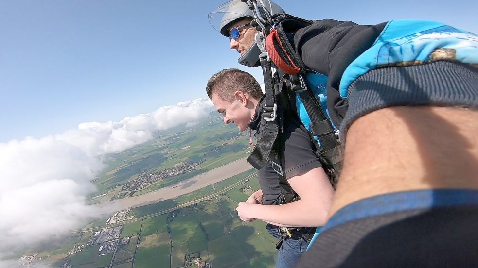 Marcel Saathoff (vorne) aus Moormerland erfüllte sich im vergangenen Jahr mit seinem Tandemsprung einen Traum und hat sich auch dieses Jahr schon wieder angemeldet. Foto: privat