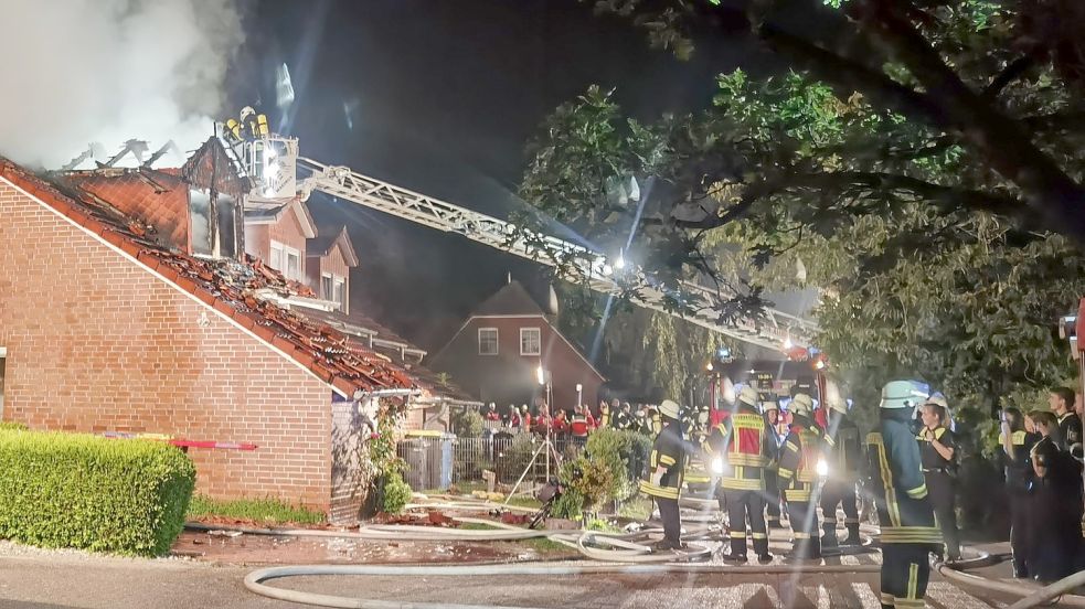 Im Lilienweg in Uthwerdum brannte in der vergangenen Woche ein Reihenhaus. Foto: Stefan Schönepauck