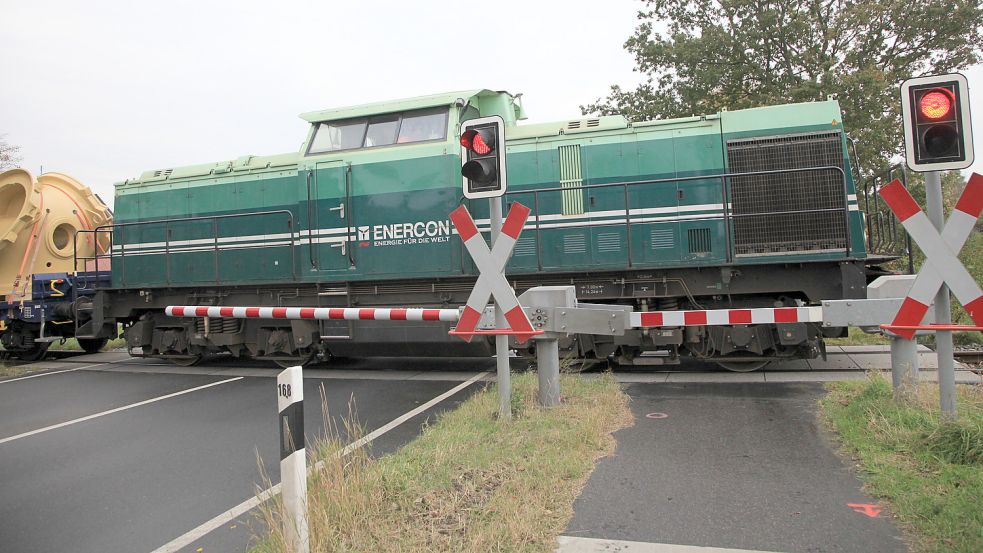 Bild aus vergangenen Tagen: Am Bahnübergang an der Dornumer Straße verkehrten vor einigen Jahren noch regelmäßig Enercon-Züge. Foto: ON-Archiv