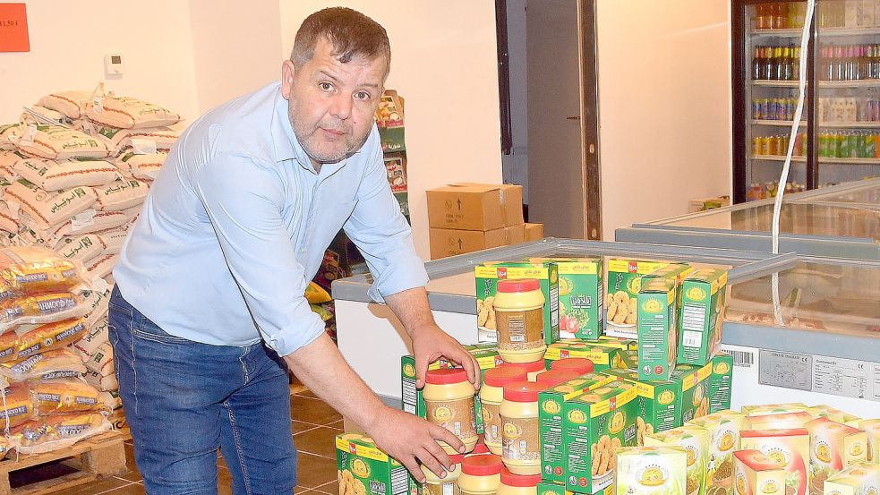 Überwiegend arabische Produkte bietet Abdulrahman Sido in seinem Markt an der Esenser Straße an. Foto: Gerd-Arnold Ubben