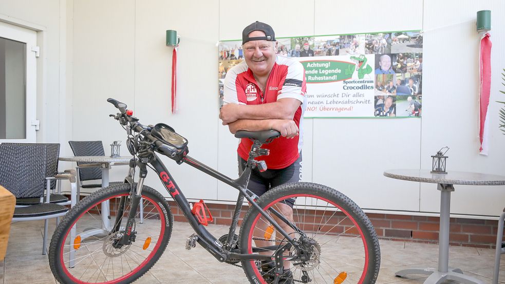 Einen gebührenden Empfang bereitete das Team des Sportcentrums Crocodiles Enno Poppen zum Eintritt in den beruflichen Ruhestand. Es vergeht kaum ein Tag, an dem der Ihlower nicht mit seinem Mountainbike fährt. Fotos: Romuald Banik