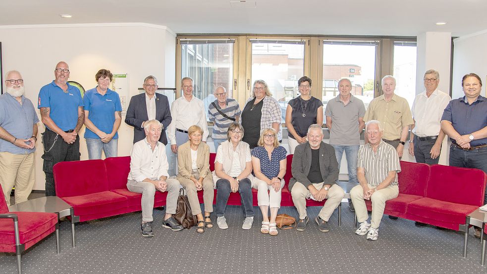 Die Verantwortlichen der Tafel im Landkreis Aurich und Landrat Olaf Meinen (4. von links) freuen sich über die Spende. Foto: privat
