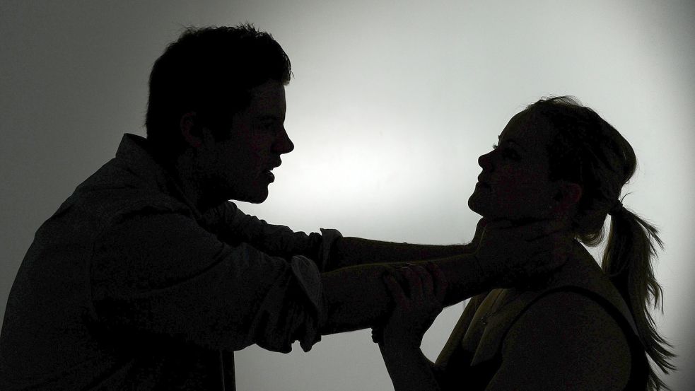 Ein Mann würgt eine Frau in einer nachgestellten Szene. Foto: DPA