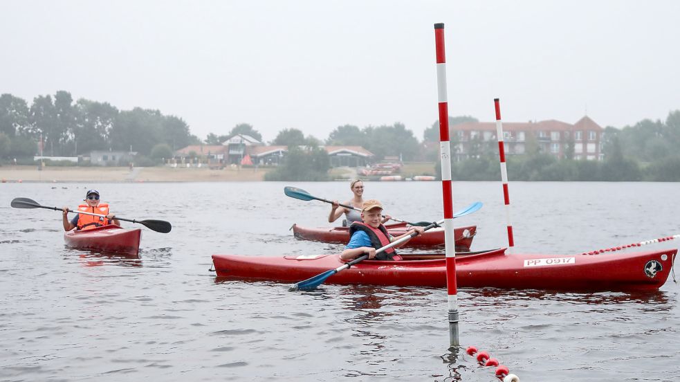 Mit Kanus und Booten ohne Motor darf der gesperrte Bereich befahren werden, wie Ilona Weers mit Sohn Henning (links) und Neffe Erik zeigt. Foto: Romuald Banik