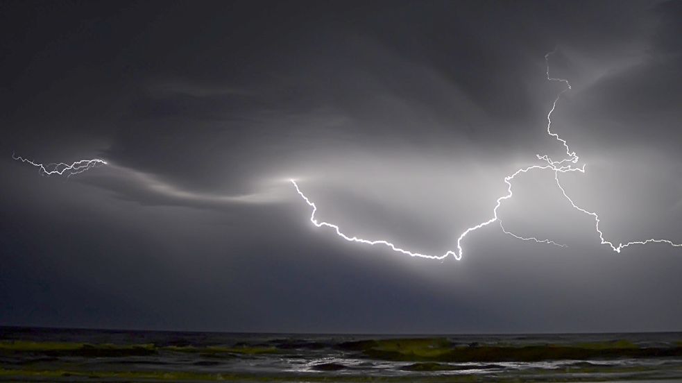 Bereits am Montag hatte es über Ostfriesland ein Gewitter gegeben. Symbolfoto: Pixabay