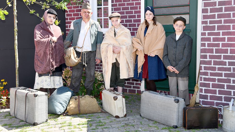 Hier ist Harald Albrechts (2. von links) in der Rolle des Erich Riewer zu sehen. Neben ihm steht seine Familie aus dem Stück „Heimat“: Stephanie van Doorn (als Riewes Ehefrau Else, von links), Jelde Schoon (Sohn Rudolf), Daniela Harms (Tochter Paula) und Benedikt van Door (Sohn Horst). Fotos: Stromann