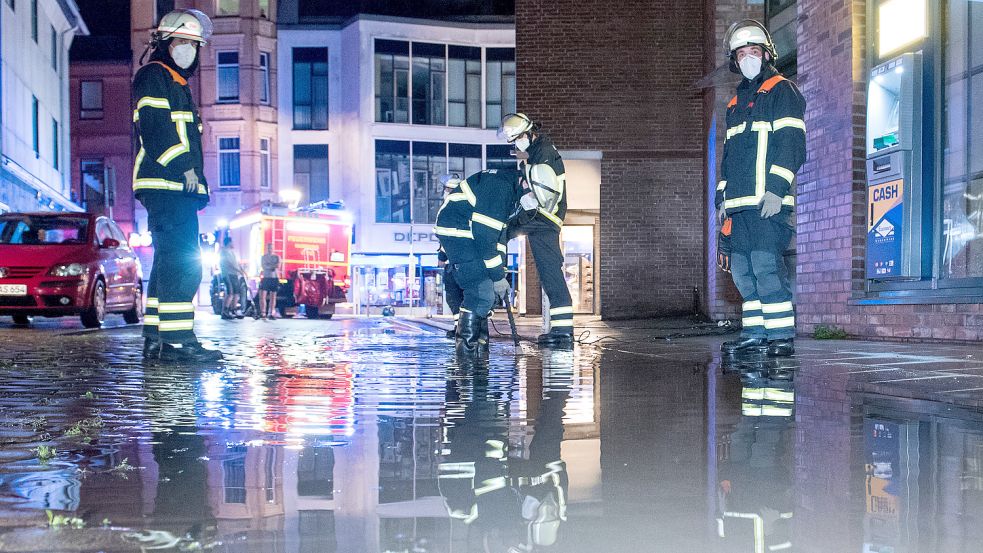 Ein starkes Gewitter hielt die Feuerwehrleute im Hamburger Stadtteil Bergedorf auf Trapp. Foto: dpa/Daniel Bockwoldt