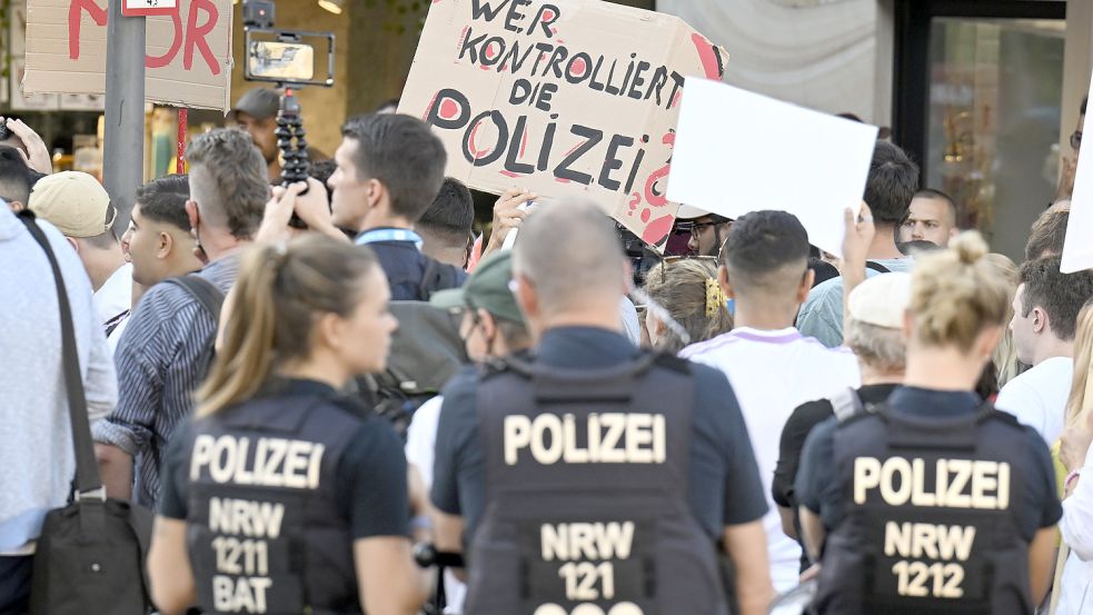Zwei Tage nach den tödlichen Schüssen der Polizei auf einen 16-Jährigen protestieren mehrere hundert Demonstranten vor der Polizeiwache in Dortmund. Foto: dpa/Roberto Pfeil