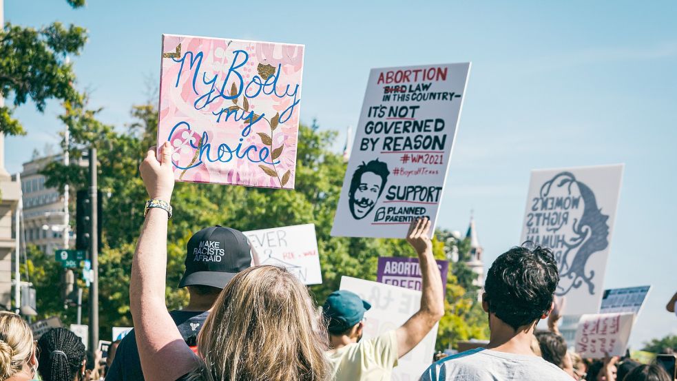 In den USA zogen tausende Menschen auf die Straßen, um gegen das Abtreibungsverbot zu demonstrieren. In Florida wurde einer 16-jährigen Schwangeren nun eine Abtreibung verboten. Foto: Unsplash/Gayatri Malhotra