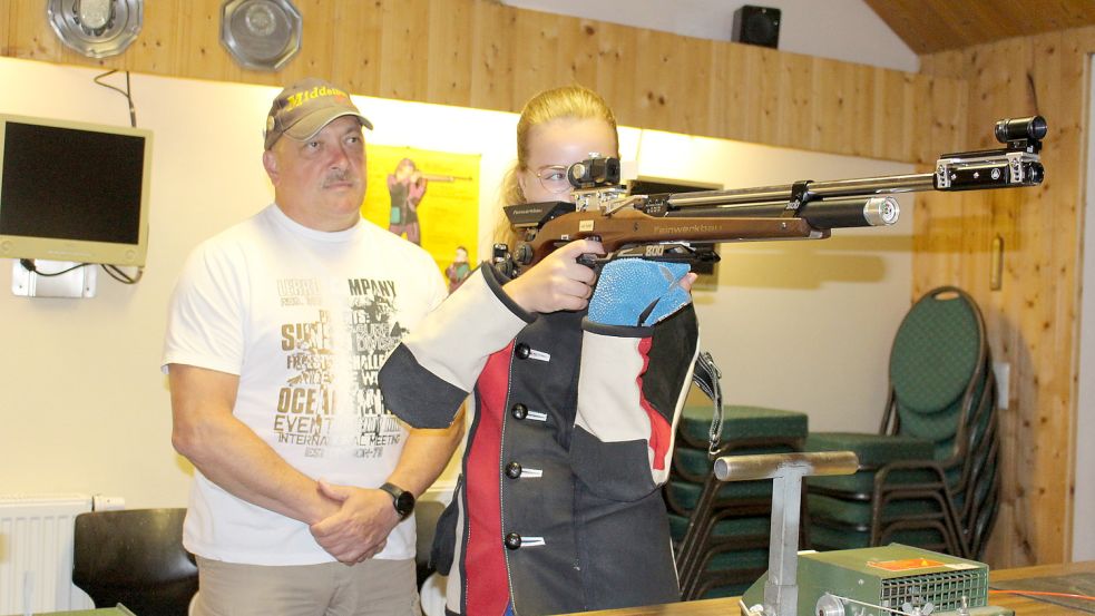 Trainer Paul Jamin bereitet Lena Neubert (13 Jahre) vom Schützenverein Germania Middelburg auf die Deutsche Meisterschaft im Sportschießen in München vor. Innerhalb von wenigen Monaten schaffte die Anfängerin den Sprung auf die nationale Bühne. Fotos: Wolf-Rüdiger Saathoff