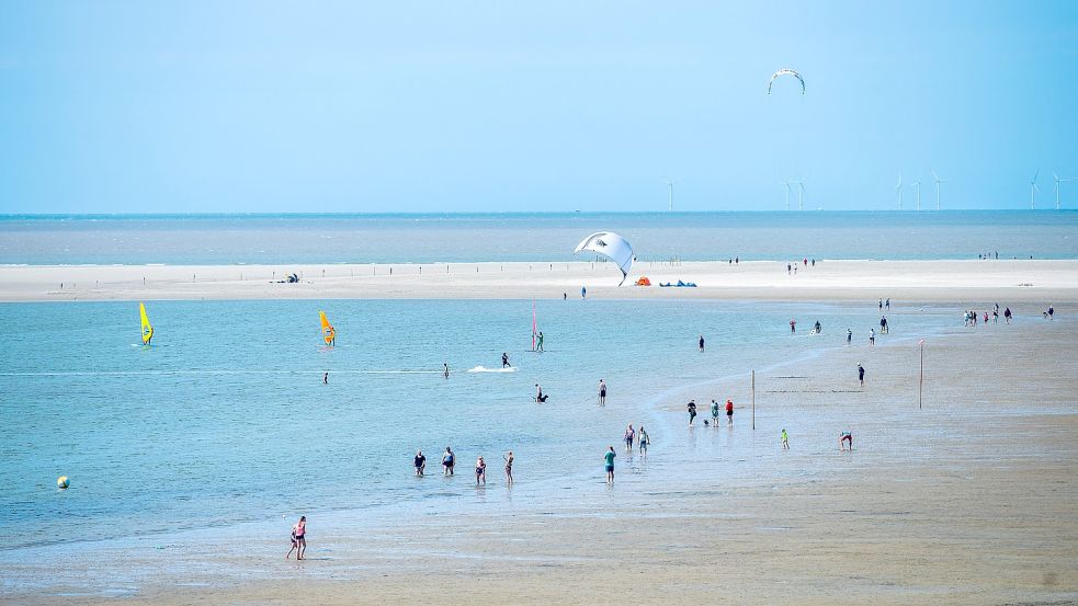 Vor der Insel Borkum soll künftig Erdgas gefördert werden. Dagegen gibt es erheblichen Widerstand. Foto: Sina Schuldt/dpa