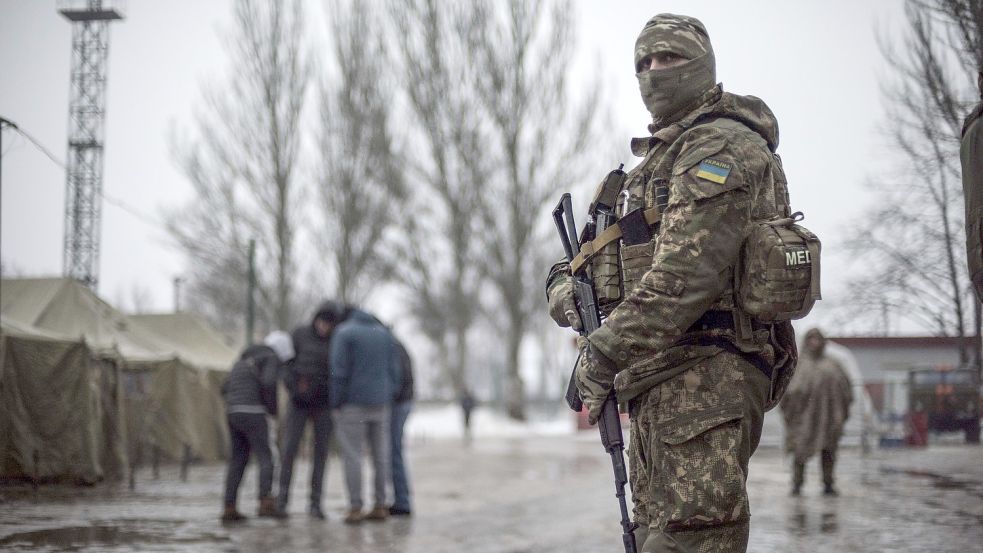 Ein ukrainischer Soldat patrouilliert im Jahr 2017 an einem Stützpunkt in der Ostukraine. Im Donbass soll eine russische Influencerin getötet worden sein. Foto: picture alliance / Evgeniy Maloletka/AP/dpa | Evgeniy Maloletka