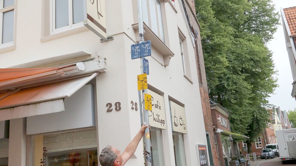Mitarbeiter des Bauhofs entfernen Schilder.