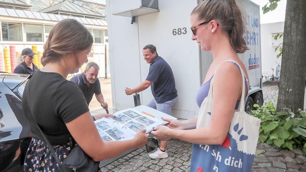 Laura Harms (rechts) und Jule Collmann von der Stadt Aurich planen, wo welche Bühnen und Stände stehen können und wo Platz für Fluchtwege ist. Fotos: Romuald Banik