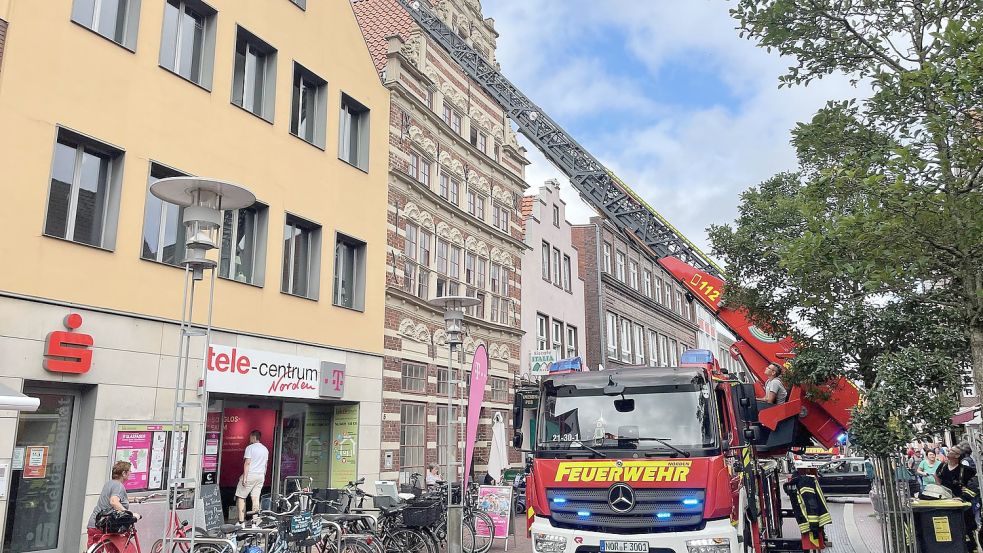 Der Einsatz sorgte für aufsehen: Die Dohle steckte im Schornstein des Schöninghschen Hauses an der Osterstraße fest. Foto: Freiwillige Feuerwehr Norden