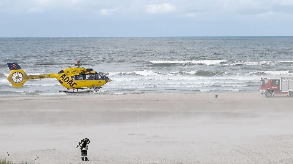 Ein Hubschrauber der ADAC Luftrettung entdeckte den leblosen Mann im Meer. Foto: Uwe Wunder, Feuerwehr Juist