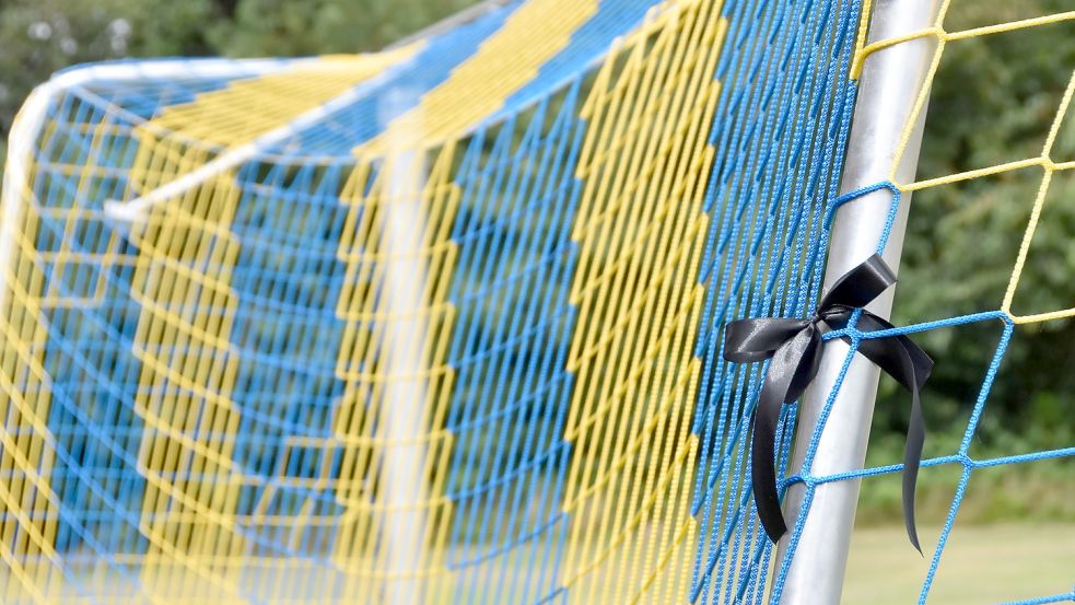 Am Tor mit dem Netz in den Vereinsfarben des FC Brookmerland auf dem Platz in Upgant-Schott hängt ein Trauerflor. Foto: Thomas Dirks