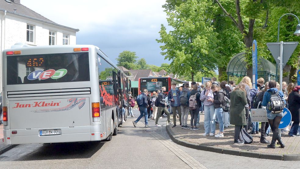 Vor allem zur Mittagszeit ist der Auricher ZOB gut gefüllt. Foto: Neelke Harms