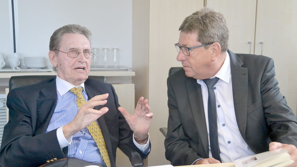 Im Juni 2018 stellte Johann-Tönjes Cassens im Auricher Rathaus seine Autobiografie vor. Das Bild zeigt ihn im Gespräch mit dem damaligen Bürgermeister Heinz-Werner Windhorst.Foto: Aiko Recke