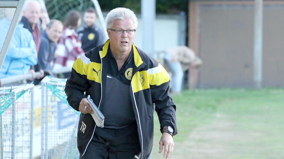 Der Middelser Trainer Bruno Mönck setzt auf Papier und Kugelschreiber, um sich Gedanken, Hinweise und Auffälliges während des Spiels zu notieren. Im Duell der beiden ungeschlagenen Teams setzt er gegen Westrhauderfehn auf eine kompakte Mannschaftsleistung. Fotos (2): Wilfried Gronewold