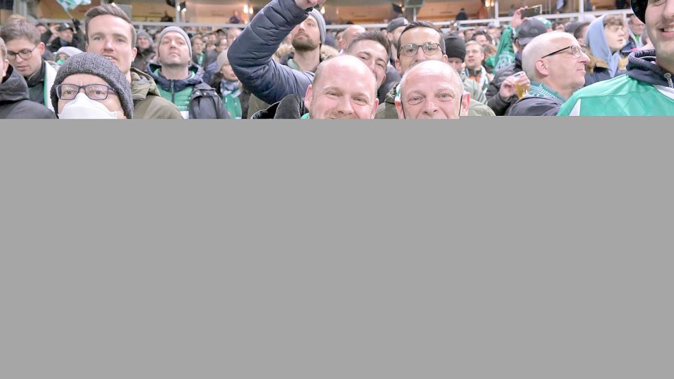 Gleich im Viererpack: Werder-Fans freuen sich auf das Stadionbier. Diese Saison ja wieder in der Bundesliga. Foto: imago-images/Nordphoto