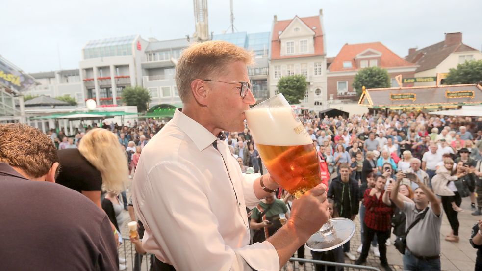 Bürgermeister Horst Feddermann bekam das erste Bier auf dem Stadtfest 2022. Foto: Romuald Banik
