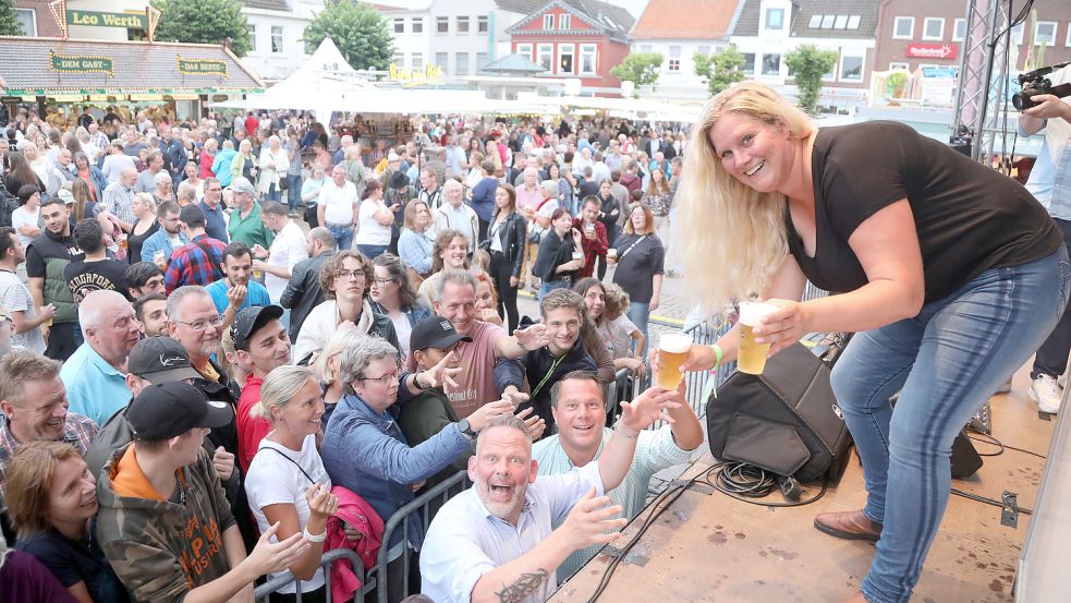 Prost! Melanie Conrads von Getränke Ahlers verteilte am Freitagabend das Freibier zur Stadtfest-Eröffnung auf dem Auricher Marktplatz.Foto: Romuald Banik