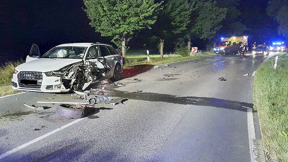 Eines der Autos wurde auf der linken Seite schwer beschädigt. Foto: Marrick Janssen/Feuerwehr