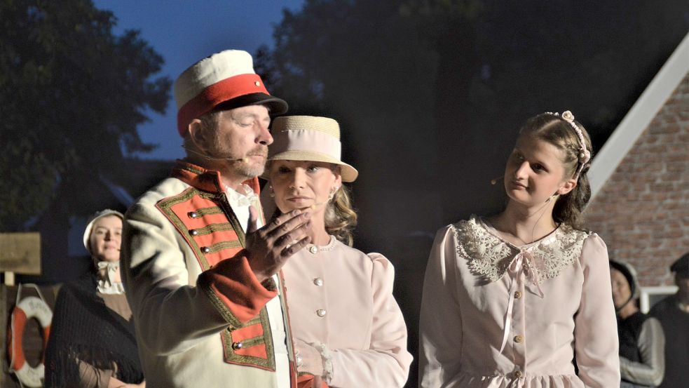 Der blinde König Georg V. in Spendierlaune mit Frau und Tochter auf dem Fehn: Rolf Tamme Ideus, Cornelia Schoon und Emmy Henkelmann. Foto: Gerd-D. Gauger